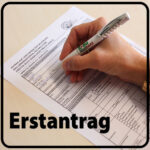 Bild "Erstantrag KoBa Harz mit einer Hand die einen Stift hält und Link zum Online Antrag